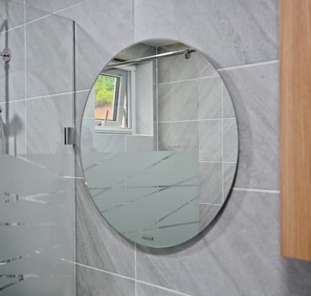 Instalação de espelho no banheiro com sofisticação e precisão