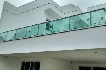 Por que investir em guarda corpo de vidro temperado aumenta o valor do seu imóvel