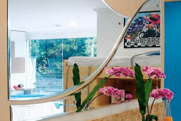 Espelho com bisotê para banheiro: como escolher o modelo ideal