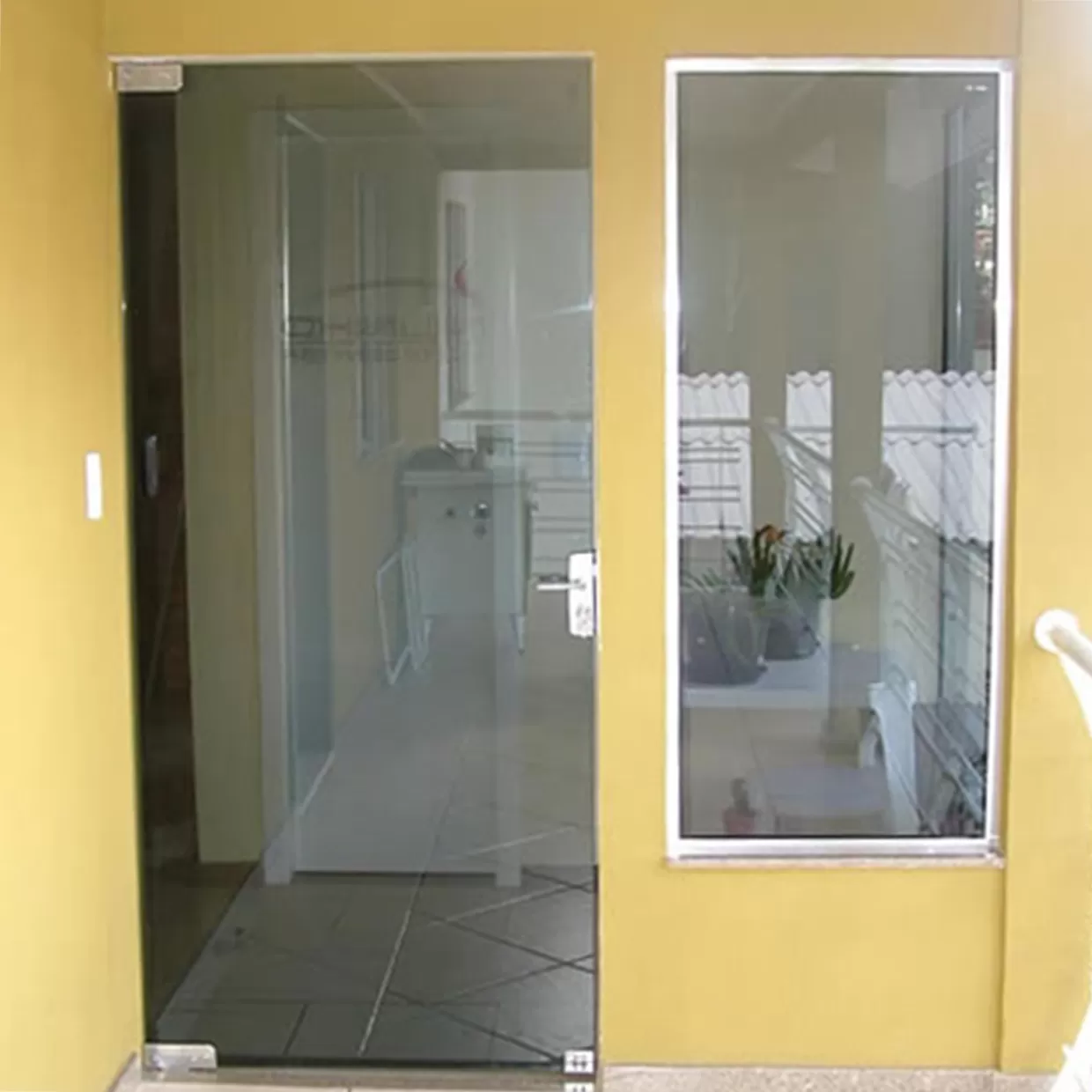 Porta de Abrir com Vidro Temperado